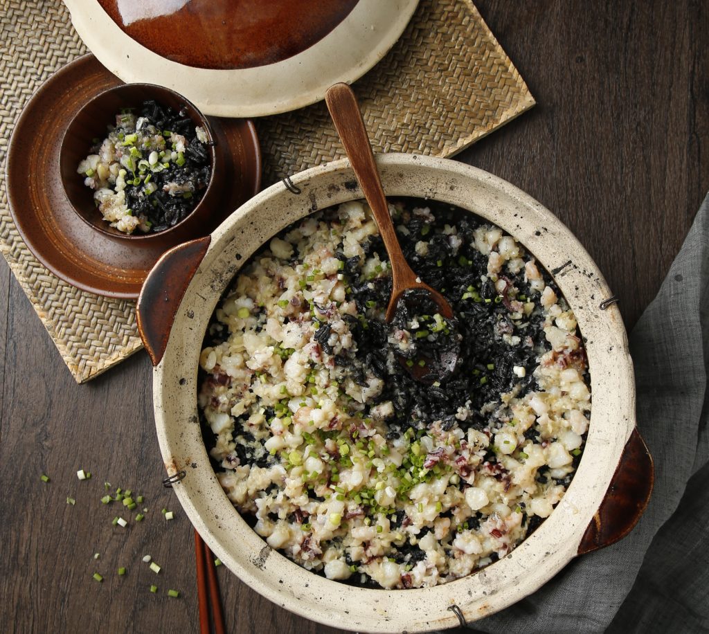 Baked blank ink rice in clay pot