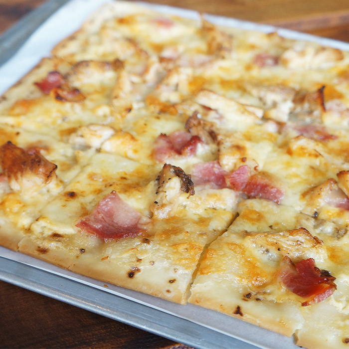 creamy-bacon-chicken-pizza-from-greased