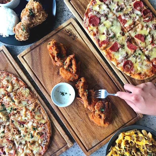 Salute Friery & Pizza Bar â Kapitolyo Fried Chicken with Pizza