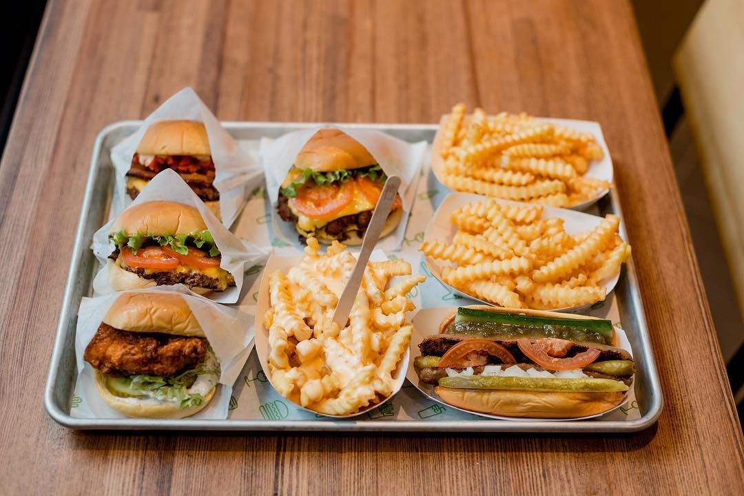 Fries-and-burgers-in-tray