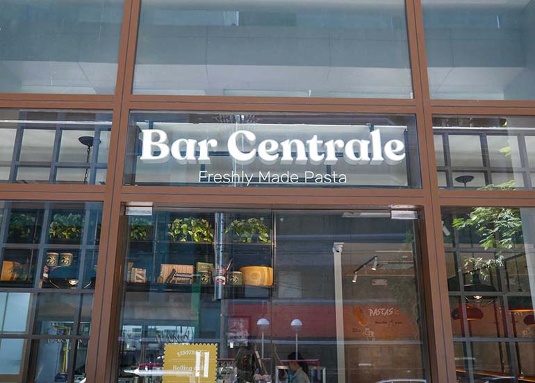 Bar centrale front view
