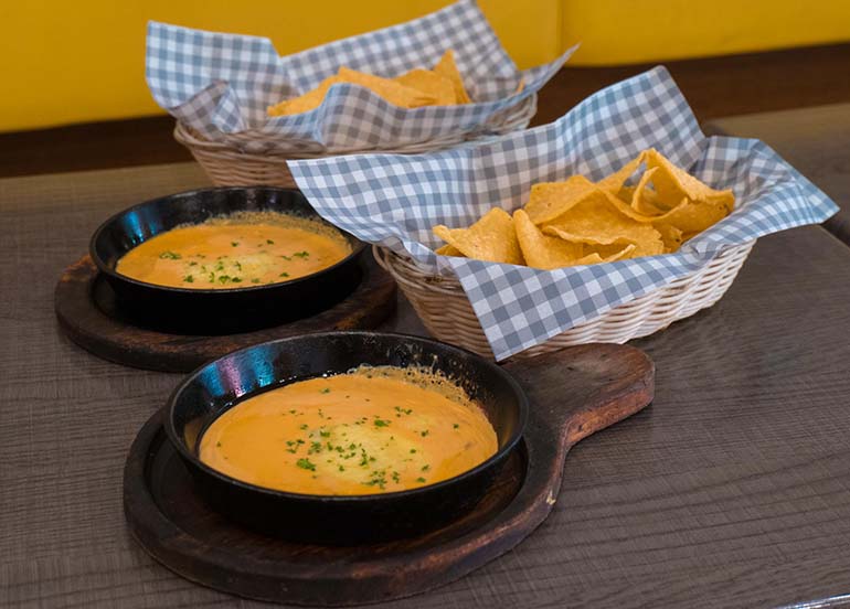 Cheese-Dip-with-Nachos