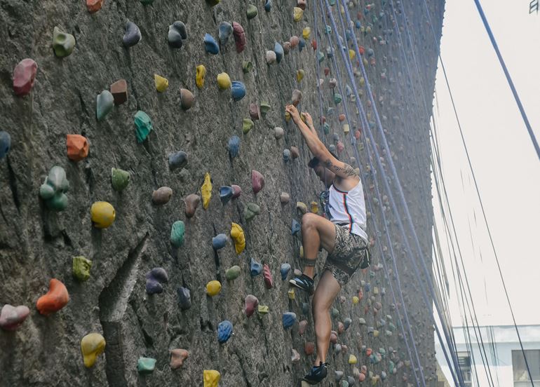 The Upper Deck â Edge Climb Gym guy-wall-climbing