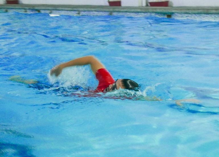 Guy-swimming-in-pool