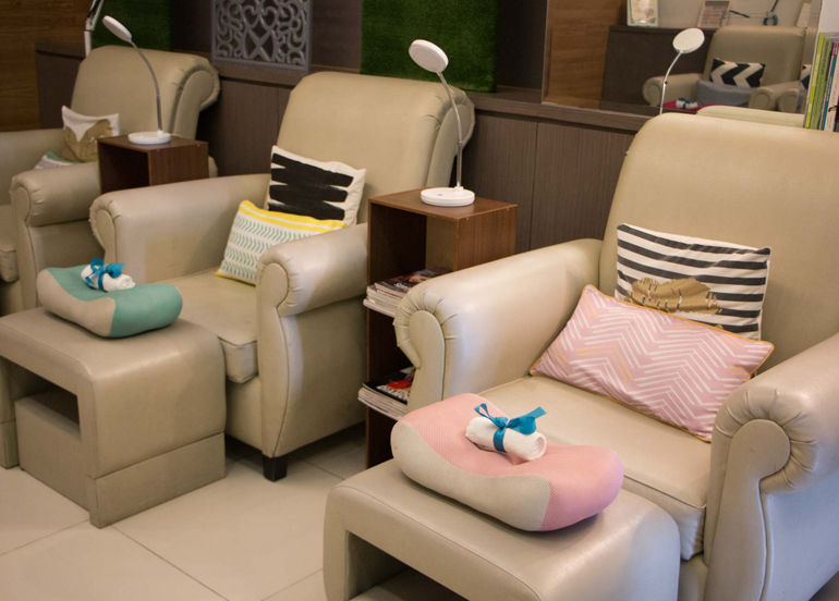 naked-nail-organic-spa-interior-chairs