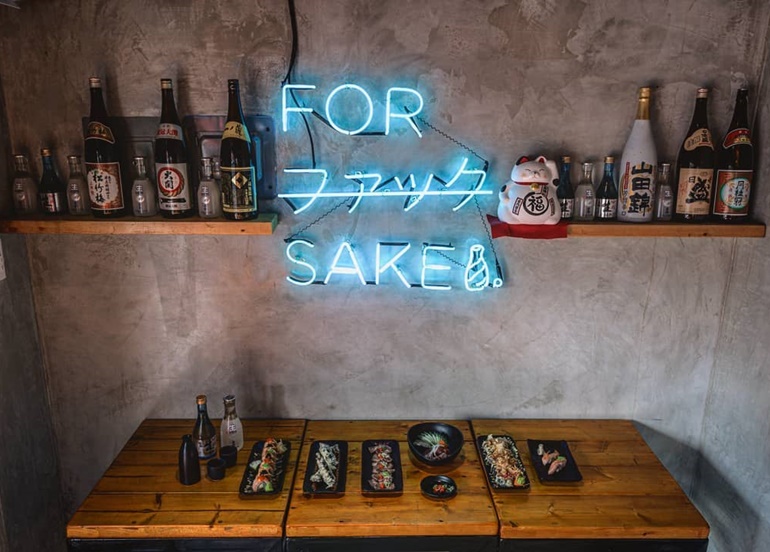 nomiya-izakaya-neon-sign-interior