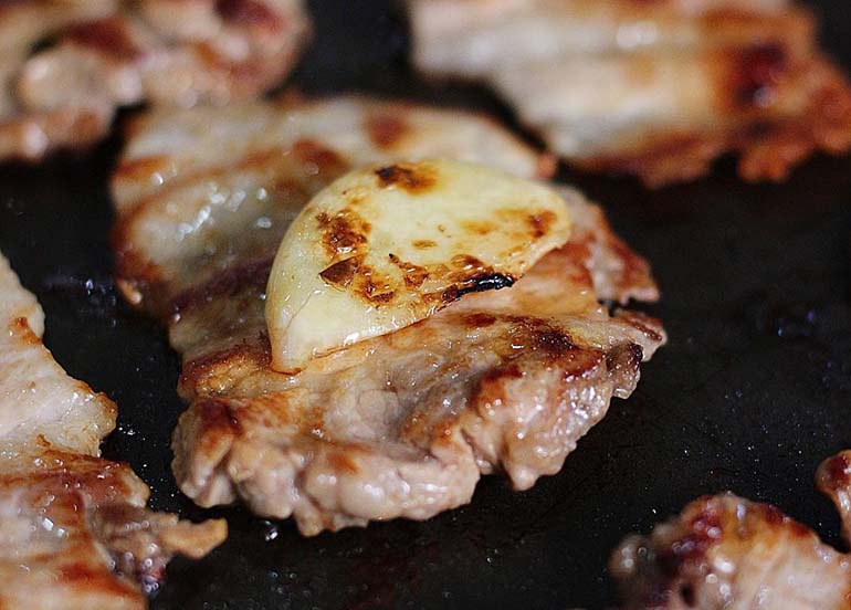 grilled-meat-with-garlic