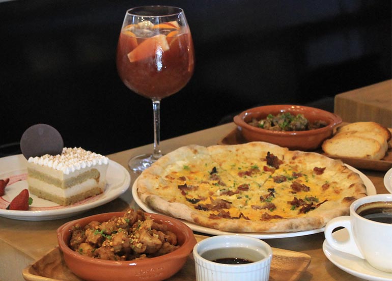 sangria-with-pizza