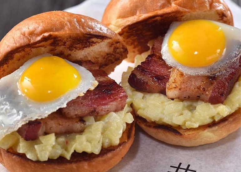 Bacon and Egg Sliders