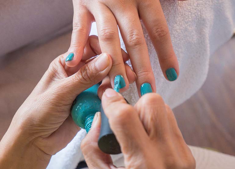 teal-coloured-nails