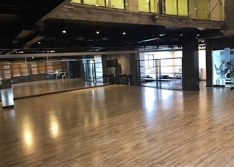 queen's-dance-studio-floor
