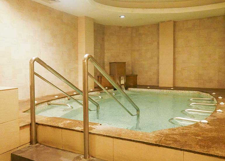 indoor-spa-pool