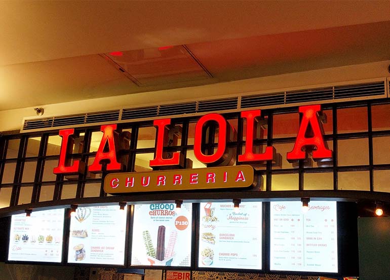 La Lola Facade/Logo