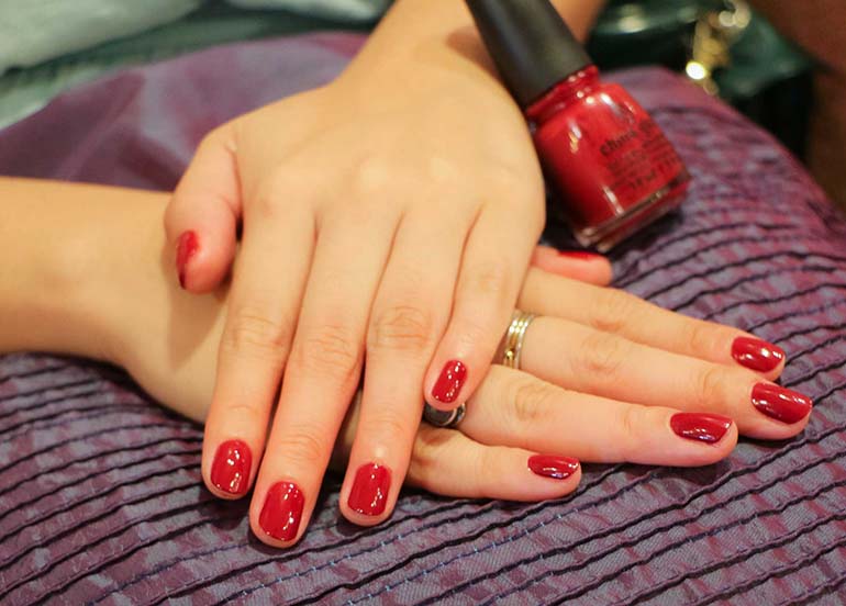 red-manicure-nails