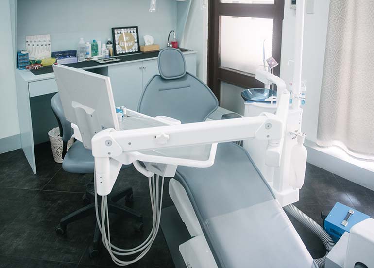 dental-treatment-chair-and-room