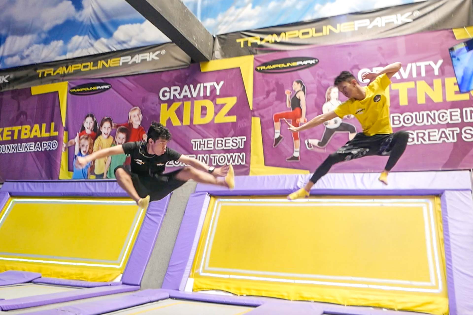 2 guys jumpshot in trampoline Trampoline Park