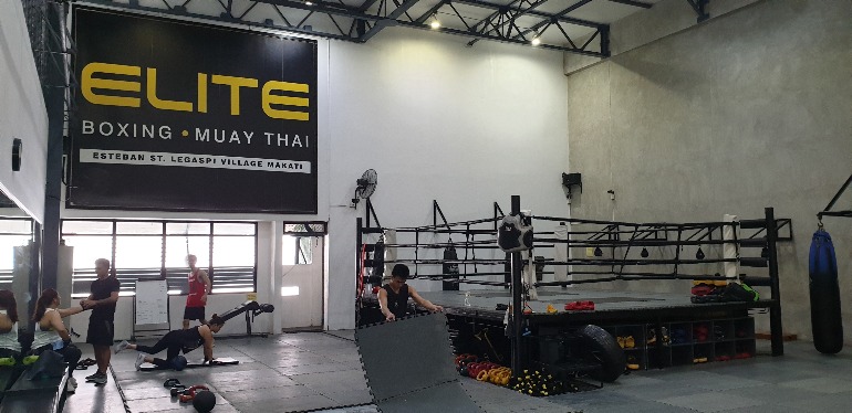 People training elite boxing and Muay Thai