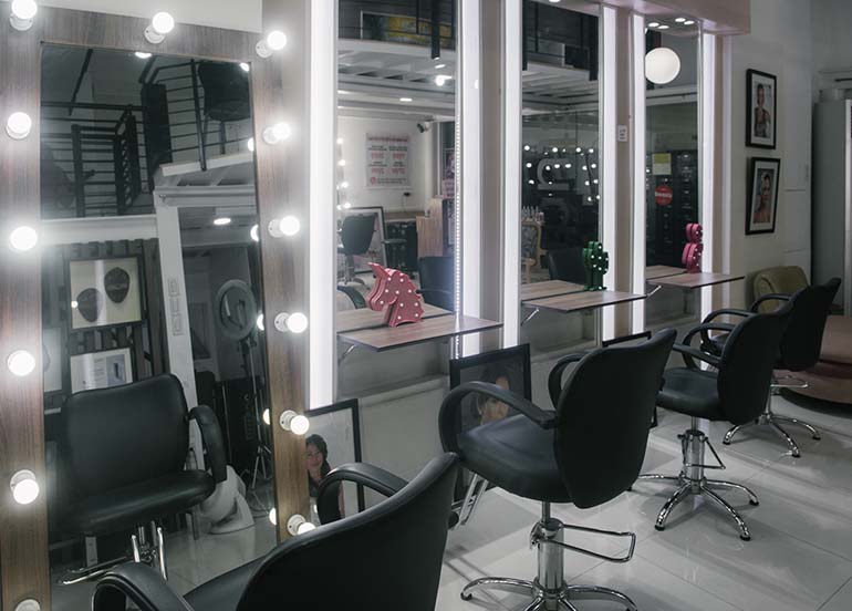 salon-chairs-hollywood-lights