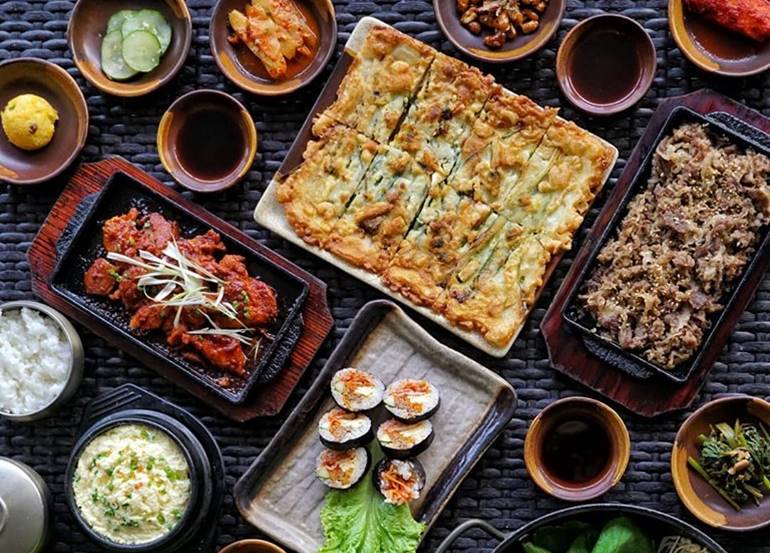 pajeon-spicy-chicken-kimchi-sushi-spread