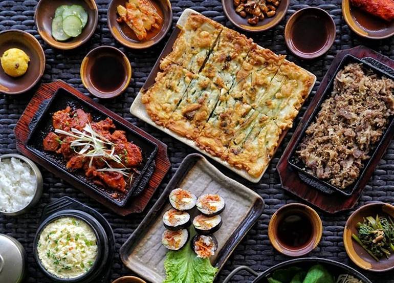 pajeon-spicy-chicken-kimchi-sushi-spread