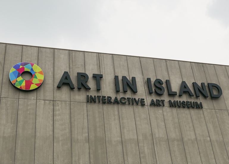art-in-island-exterior-sign