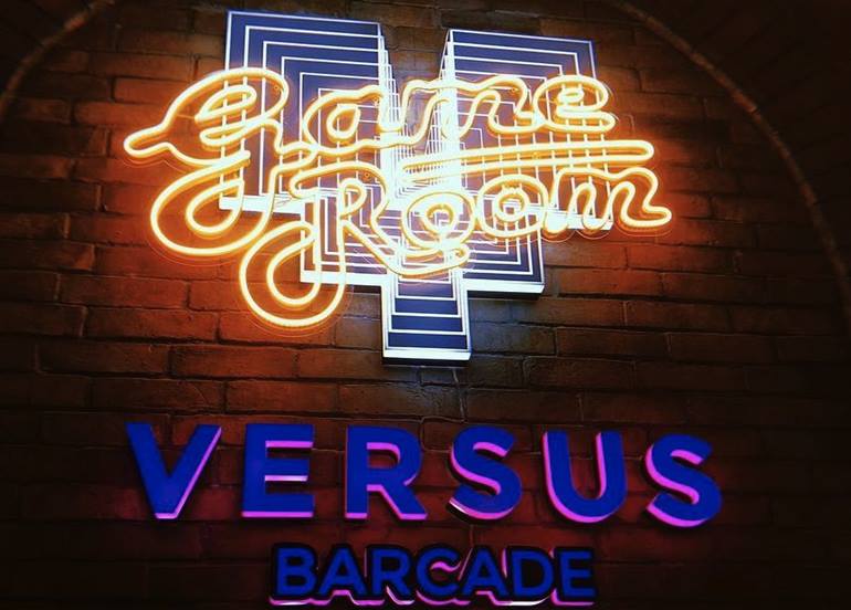 versus-barcade-neon-sign