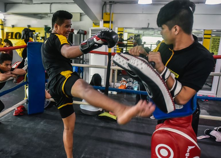 2 Guys Sparring Muay Thai