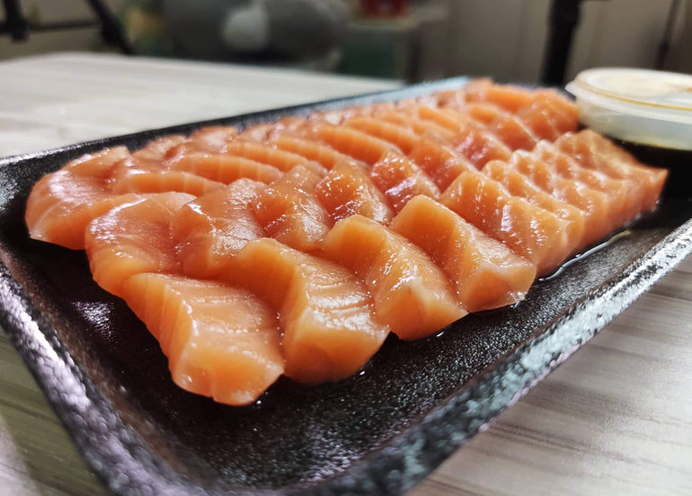 We Found A Secret Spot That Sells A Big Plateful of Salmon Sashimi For Only ₱280
