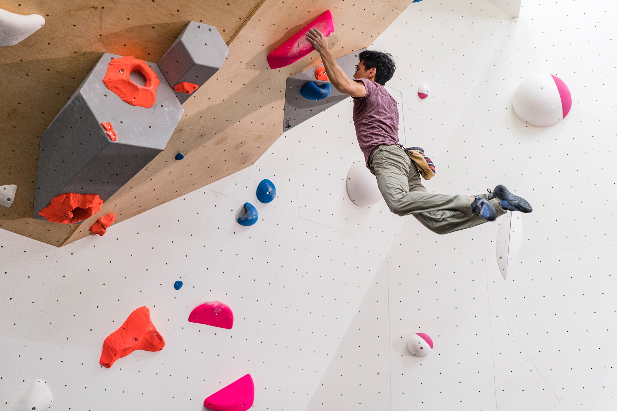 bouldering-man-jumping