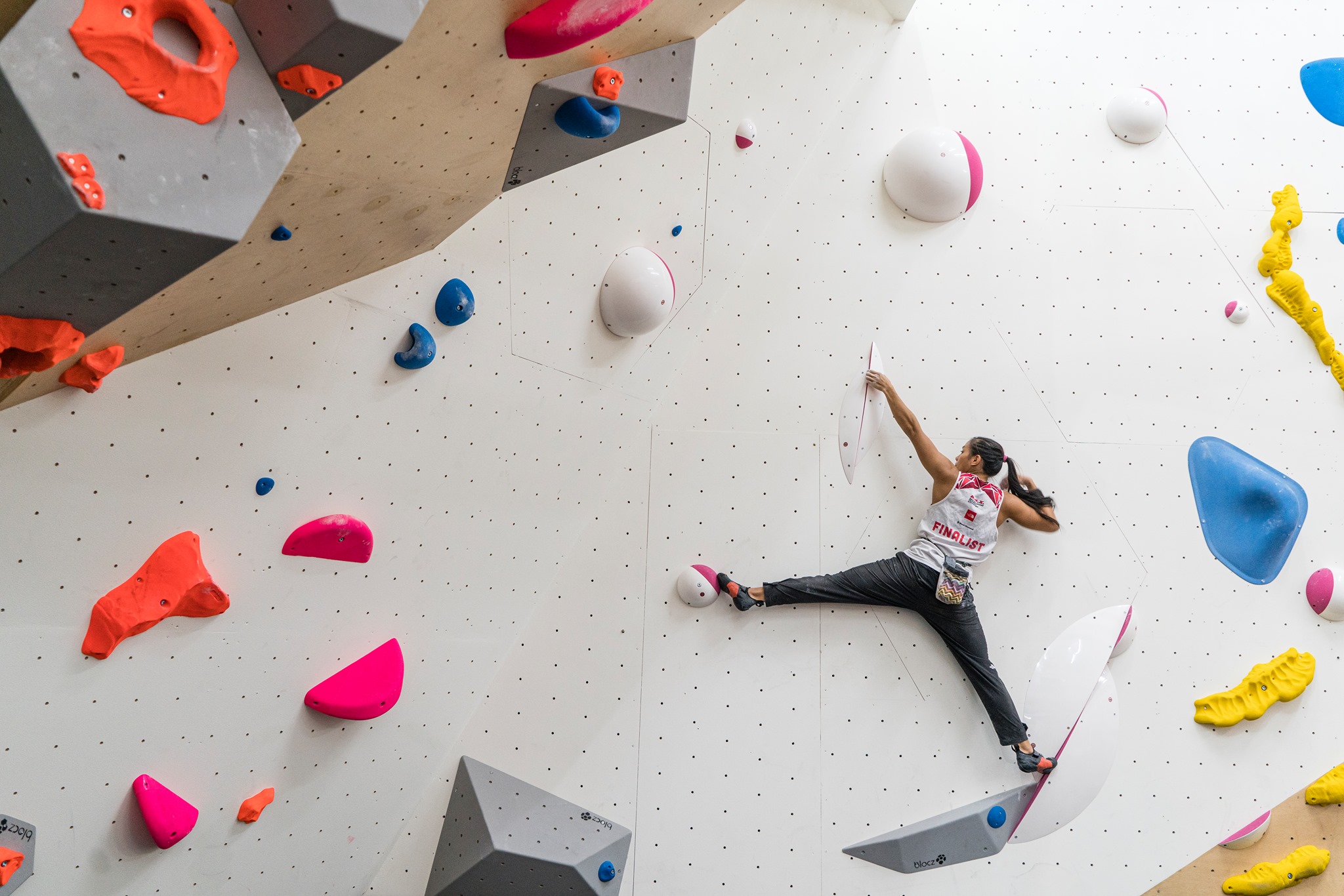 woman-bouldering