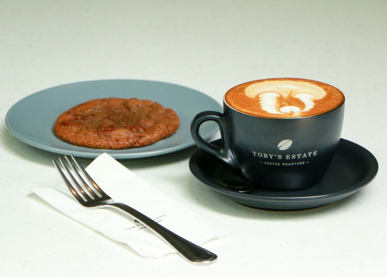 flat-white-coffee-with-cookie