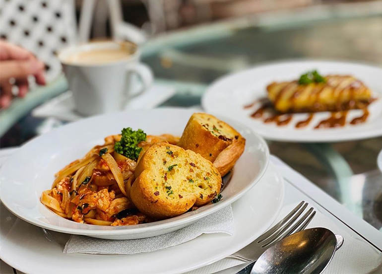 Pasta-and-Garlic-bread-from-Bag-of-Beans-Tagaytay