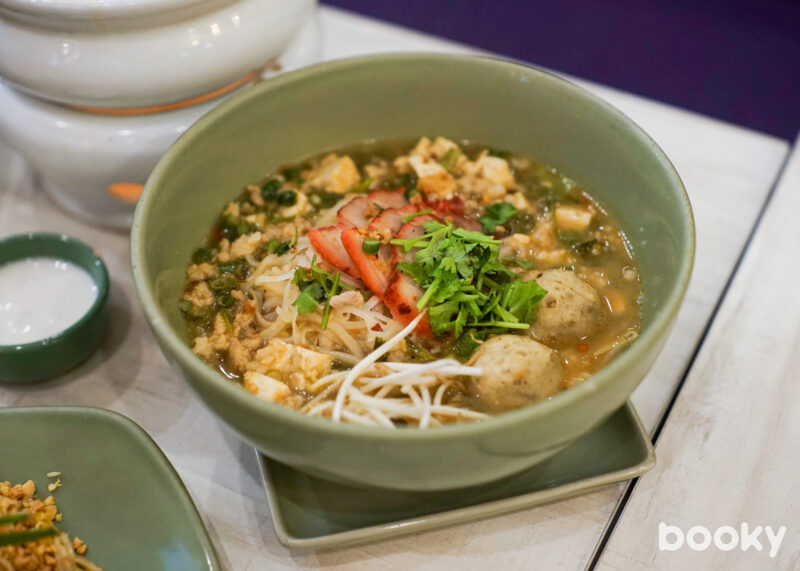 soi thai rice noodles in beef soup