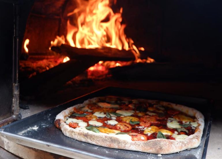 This Pizzeria Serves Brick-oven Pizza in Eco-friendly Handwoven Boxes!