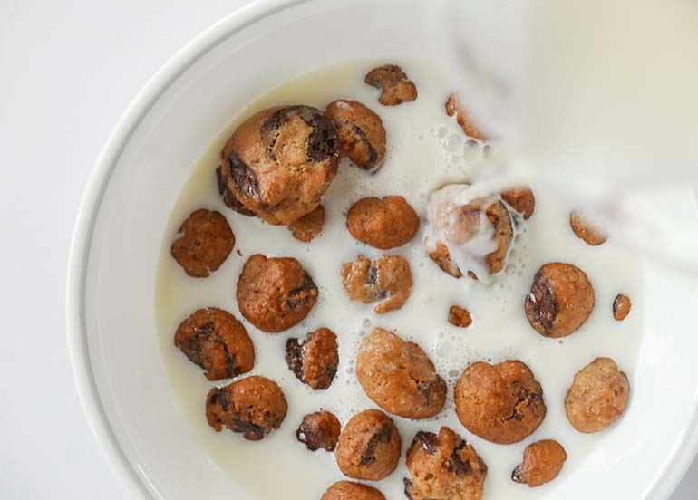 mini-cookies-with-milk