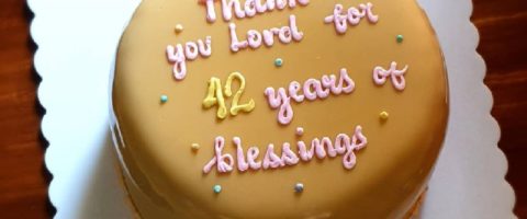 Check Out These GORGEOUS Minimalist Caramel Cakes!