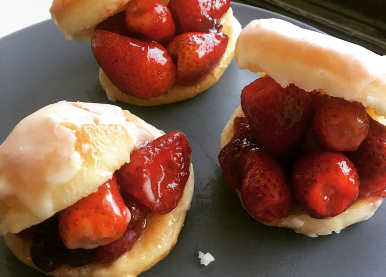 flour-pot-strawberry-donuts