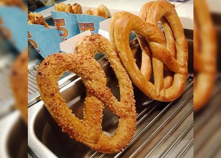 cinnamon sugar pretzel, auntie annes