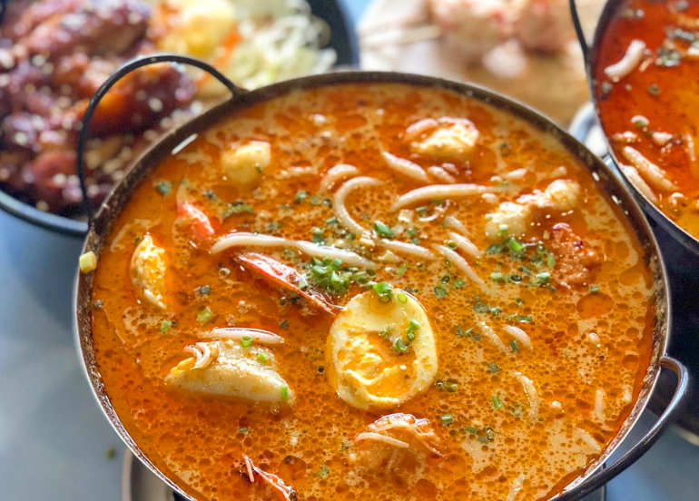 Bugis Singaporean Street Food laksa