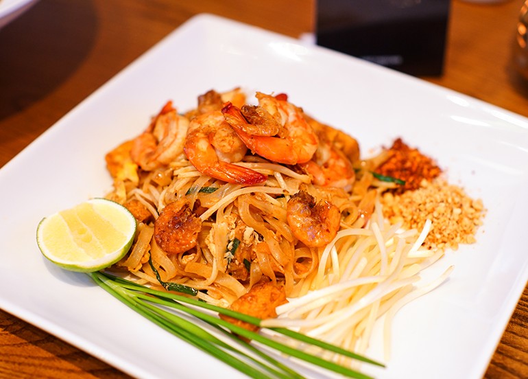 greyhound cafe pad thai