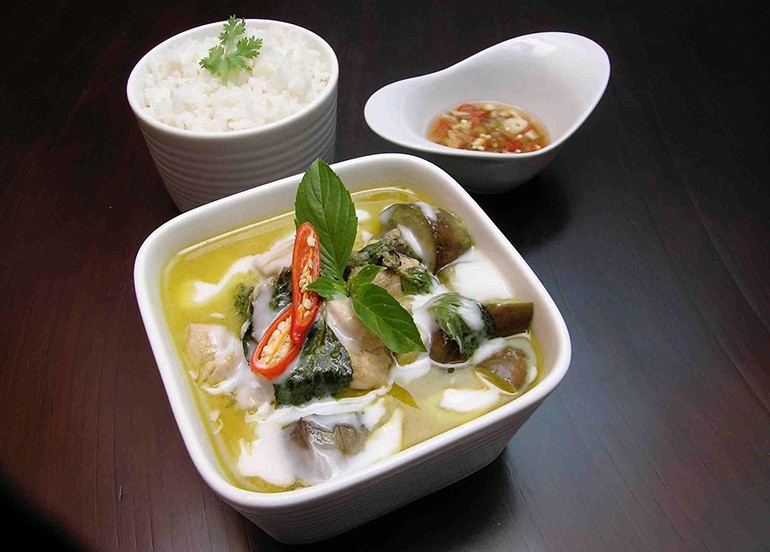 azuthai chicken in green curry