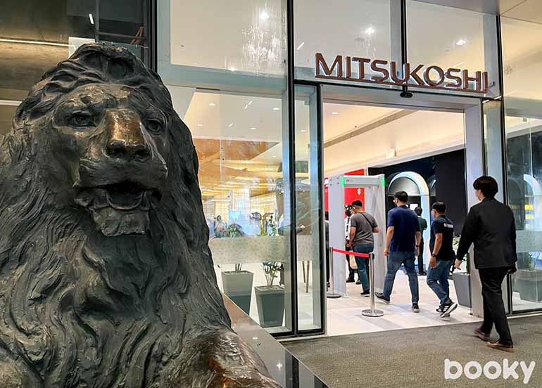 Mitsukoshi Entrance