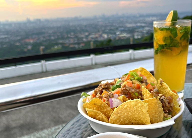 Oscar's at the Eugenio Lopez Center cocktails sunset nachos