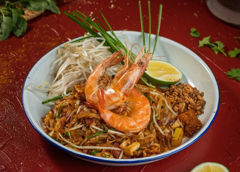 Samyan thai street food shrimp pad thai